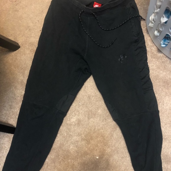 nike mens joggers with zip pockets